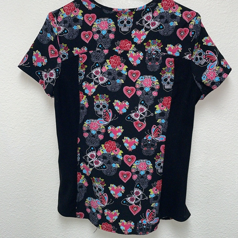 Iflex by Cherokee Small Women’s Scrub Top Dia de Muerte Hearts Skulls Flowers - Picture 2 of 5